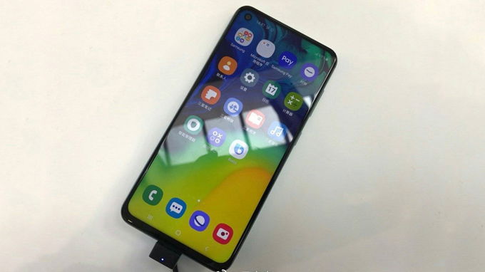 Galaxy A60 sở hữu thiết kế màn hình nốt ruồi tương tự như Galaxy A8s