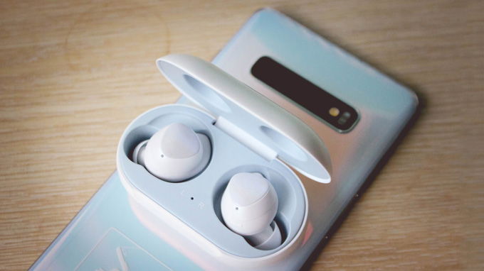 iPhone XI hỗ trợ sạc ngược không dây tương tự như Galaxy s10