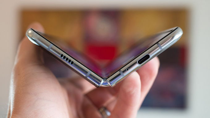 Galaxy Fold có trọng lượng và độ dày gấp đôi so với Galaxy S10 Plus