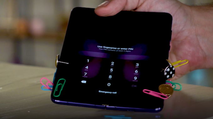 Để Galaxy Fold xa các vật dụng bằng kim loại