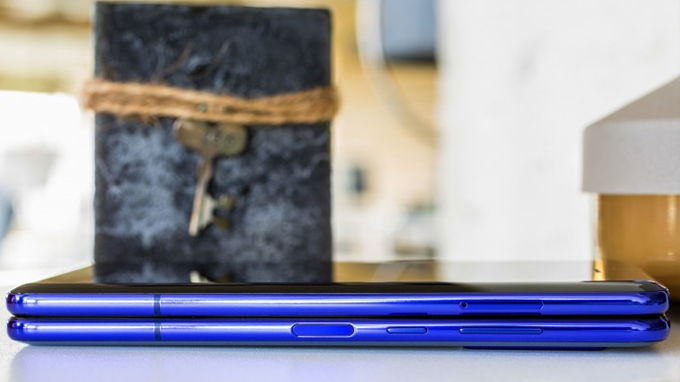 Cảm biến vân tay của Galaxy Fold được đặt ở cạnh bên tương tự như Galaxy S10e