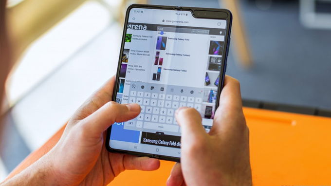 Gõ phím nổi trên Galaxy Fold