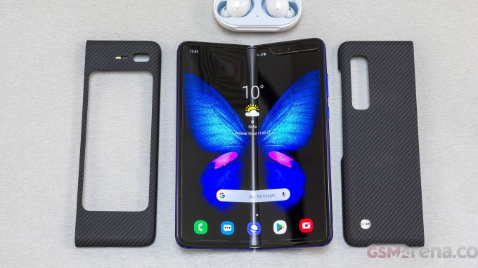 Ốp lưng Galaxy Fold không thể uốn cong theo máy