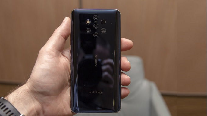  Mặt lưng nhiều lỗ của Nokia 9 PureView