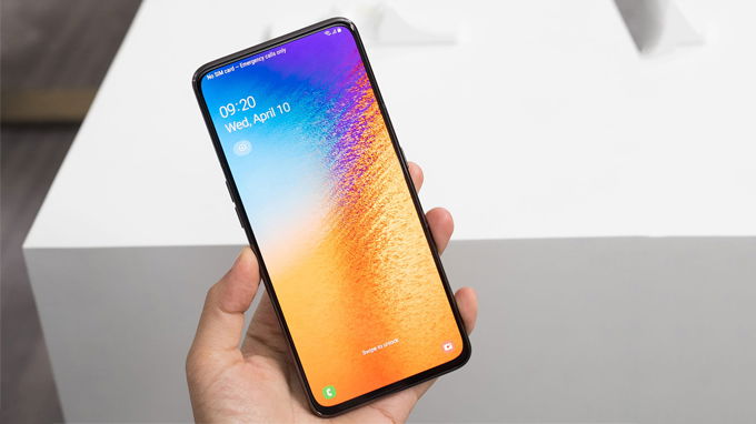 Galaxy A80 không sở hữu bất cứ notch tai thỏ hay giọt nước nào