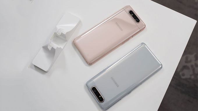 Dù kích thước màn hình lên đến 6,7 inch nhưng tổng thể Galaxy A80 không hề lớn
