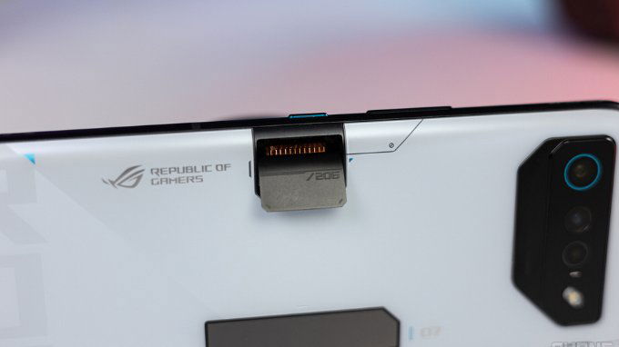 ROG Phone 7 có khe quạt làm mát cực kỳ ấn tượng