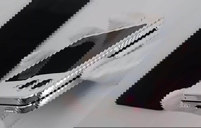 Mô hình Galaxy Z Flip 5 bất ngờ bị rò rỉ, hé lộ thiết kế cho thấy bản lề vẫn còn nhiều khe hở khi gập lại