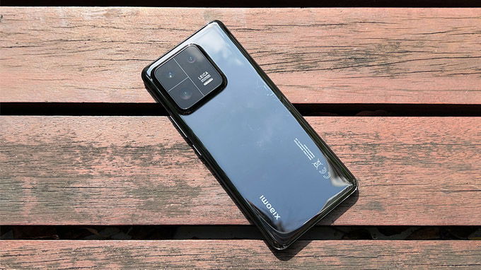 Mặt lưng Xiaomi 13 Pro là cụm camera hình vuông