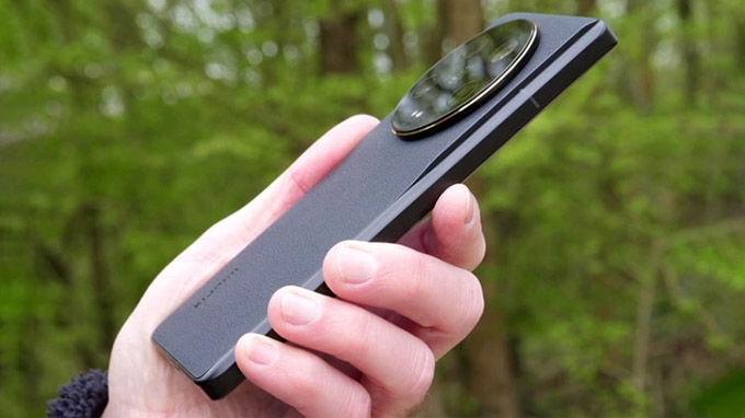 Xiaomi 13 Ultra có phần dày hơn 13 Pro