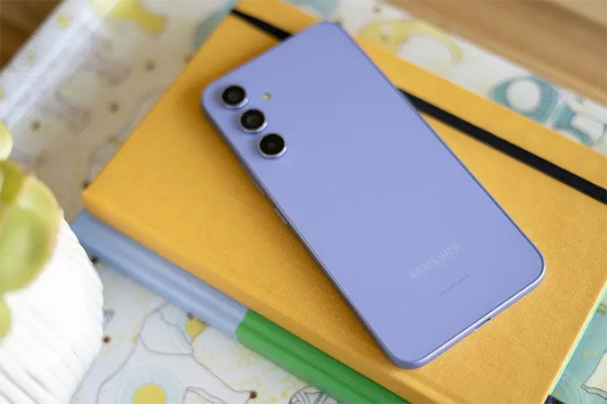 007Win nhà cái Galaxy A54 trông cao cấp hơn với mặt lưng kính