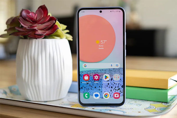 Galaxy A54 sử dụng thiết kế màn hình nốt ruồi