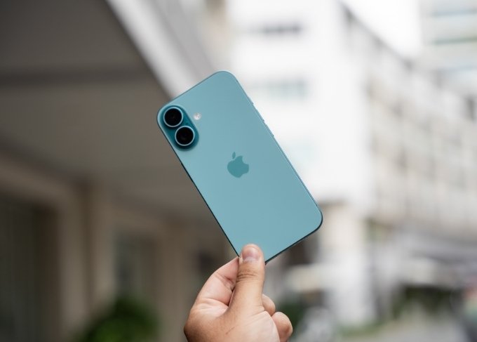 iPhone 16 màu Xanh mòng két