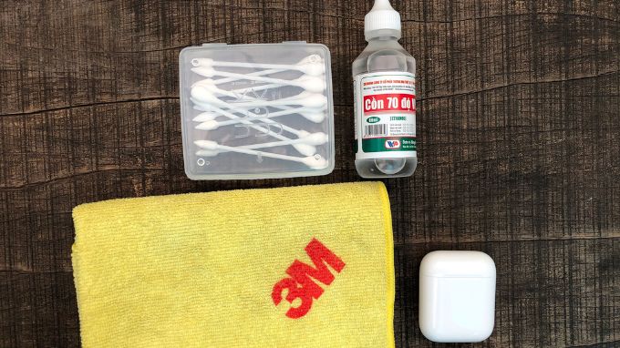 Chuẩn bị đầy đủ dụng cụ để vệ sinh AirPods