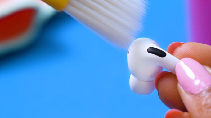 Dùng bàn chải nhỏ luồng vào các khe rãnh của tai nghe