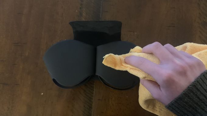 Vệ sinh vỏ đựng AirPods Max