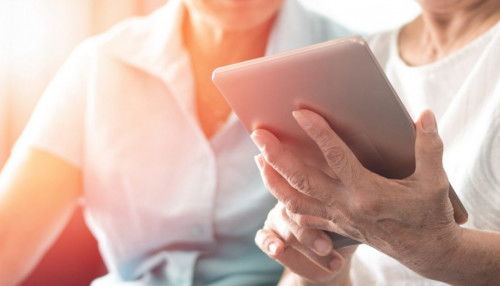 Nên mua iPad nào dành cho người lớn tuổi năm 2024?
