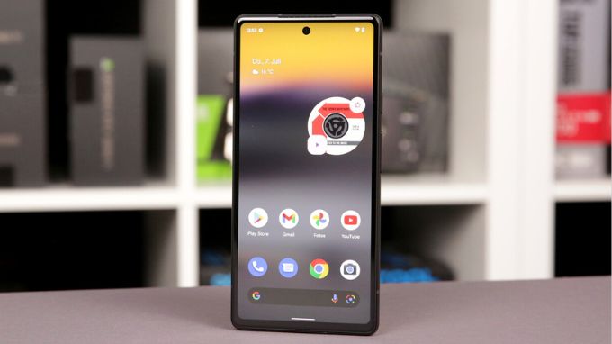 Màn hình đục lỗ 6.1 inch cho khả năng hiển thị sắc nét