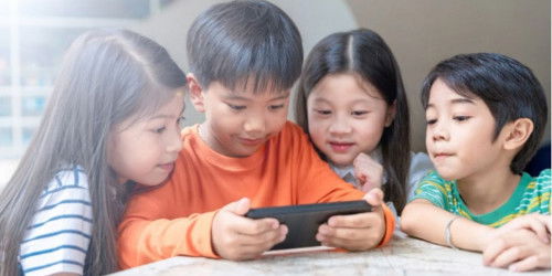 Có nên cho trẻ em dùng điện thoại sớm? Bao nhiêu tuổi thì dùng được?