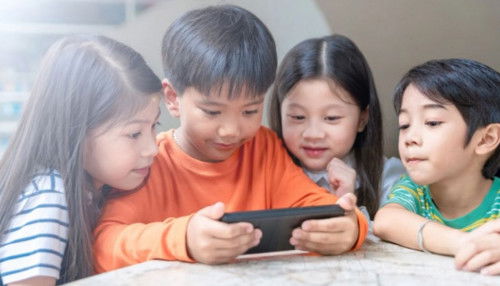 Có nên cho trẻ em dùng điện thoại sớm? Bao nhiêu tuổi thì dùng được?
