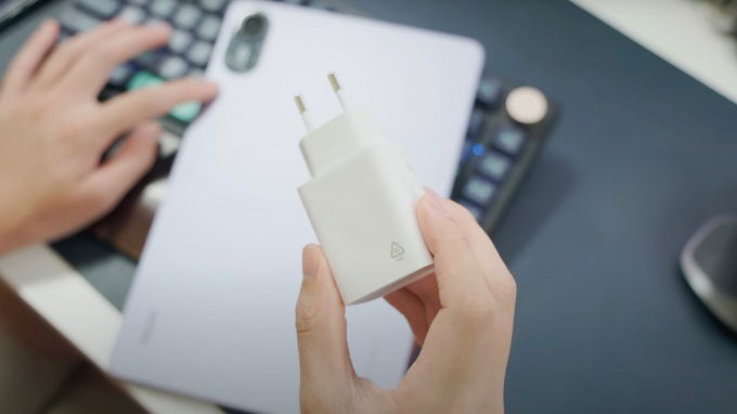 Máy hỗ trợ Giấy phép hoạt động của thương hiệu 007Win 18W, nhưng củ sạc đi kèm chỉ đạt công suất 15W