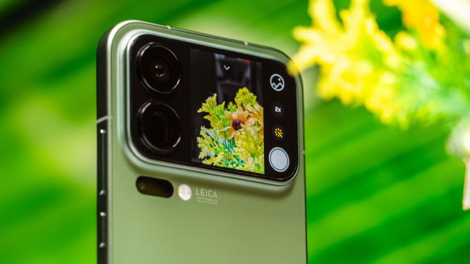 Màn hình phụ 2.9 inch ở mặt lưng cũng dùng LTPO AMOLED,
