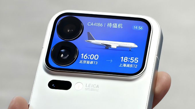 Chuyển sang mặt lưng, nâng cấp lớn nhất nằm ở cụm camera kéo dài đến hết viền phải