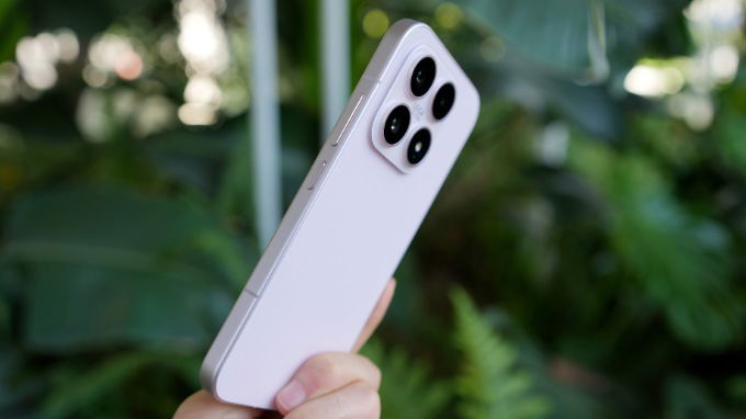 So với iPhone 17, tân binh của Xiaomi nhẹ hơn và dễ sử dụng bằng một tay hơn