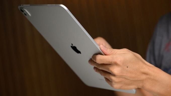 iPad Pro M4 giữ viền bezel rộng hơn một chút, giúp dễ dàng cầm nắm hơn
