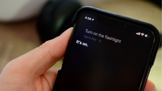 Sử dụng Siri để bật đèn pin trên iPhone