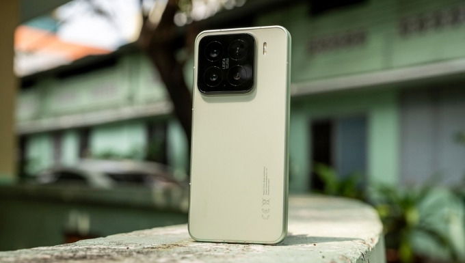 Về phía Xiaomi 15, thiết bị có kích thước lớn hơn một chút với độ dày lên đến 8.5mm