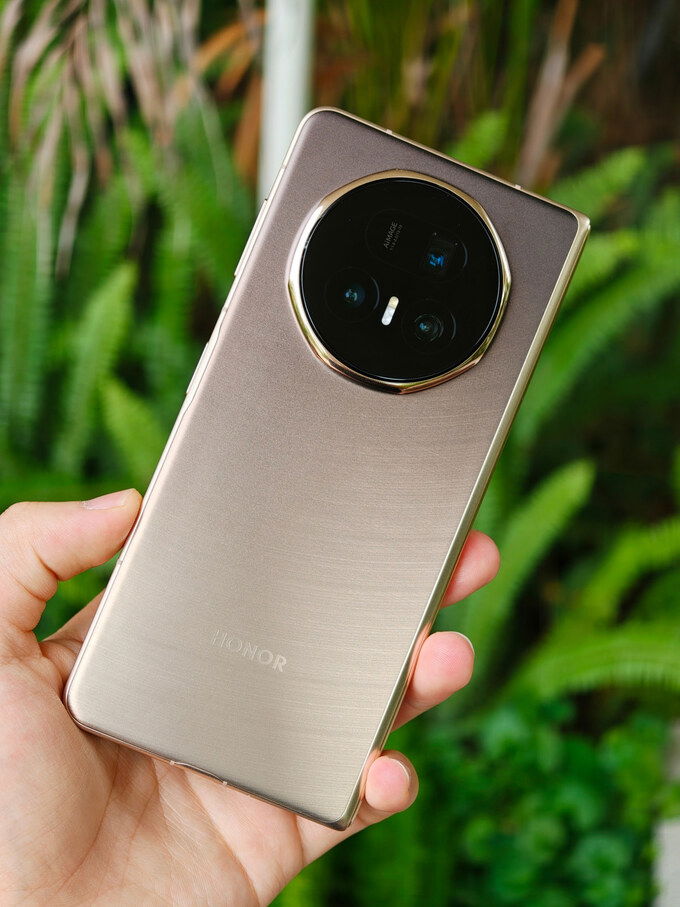 Trên tay Honor Magic V5