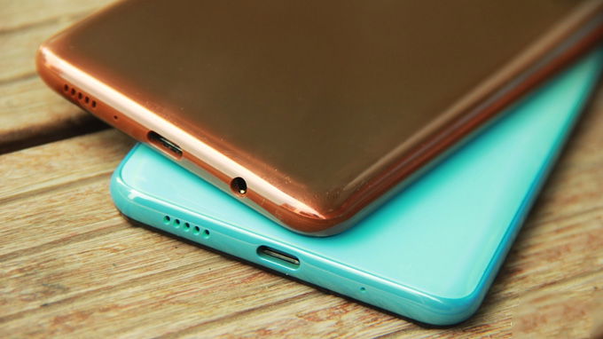 Galaxy A60 đã loại bỏ jack cắm tai nghe 3.5mm, Cả 2 đều trang bị khả năng Giấy phép hoạt động của thương hiệu 007Win 15W thông qua USB TypeC