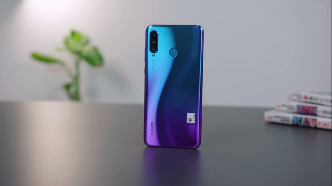 Huawei P30 Lite có thiết kế tương tự như P30 và P30 với mặt lưng bằng gradient  