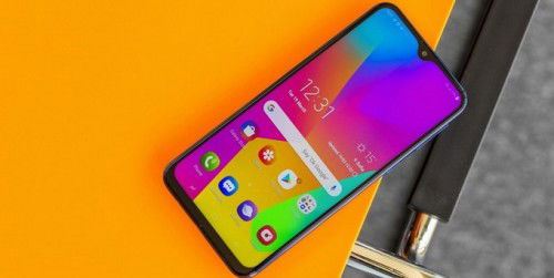 Galaxy M40 ra mắt sẽ có màn hình 'nốt ruồi' giá 8,3 triệu
