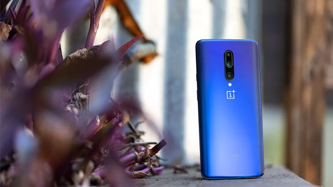 OnePlus 7 Pro được bảo về từ khung nhôm chắc chắn kết hợp với mặt kính cường lực Gorilla Glass 5 ấn tượng