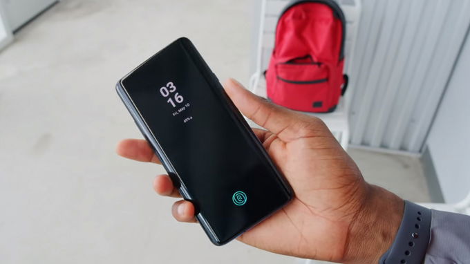 OnePlus 7 Pro ÄÆ°Æ¡Ì£c trang biÌ£ caÌm biÃªÌn vÃ¢n tay quang hoÌ£c dÆ°Æ¡Ìi maÌn hiÌnh