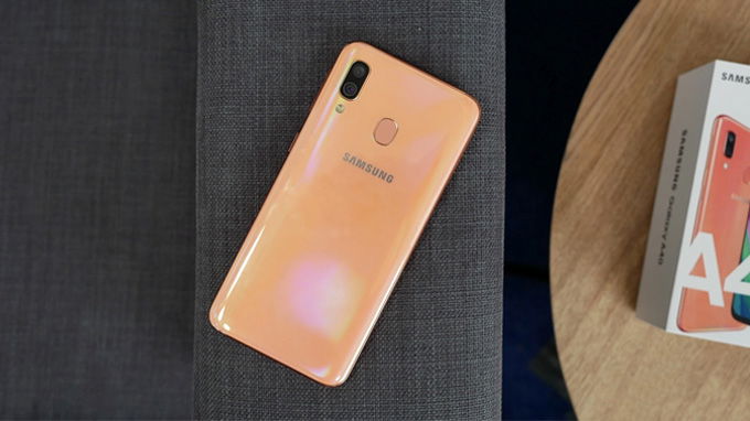 Galaxy A40 là điện thoại giá rẻ được yêu thích năm 2019