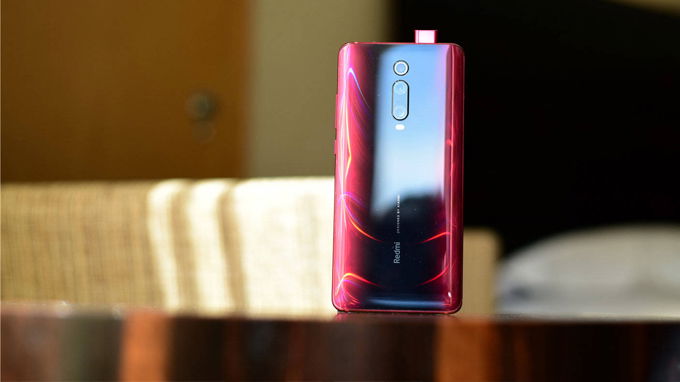 Redmi K20 Pro được ưu ái trang bị 3 camera được sắp xếp theo chiều dọc ở trung tâm mặt sau máy