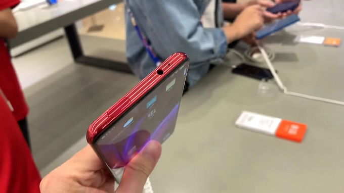 Cả 2 smartphone còn giữ cổng tai nghe