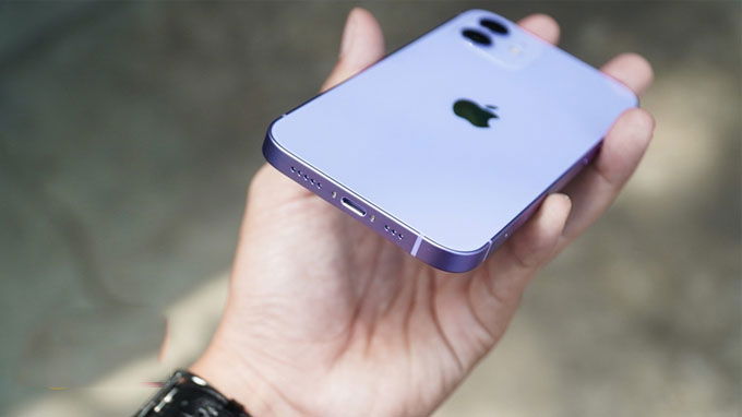 so sánh iphone 12 và iPhone 13 về pin