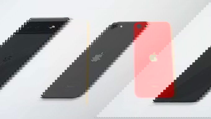 Google Pixel 6 có kích thước tương đối khổng lồ so với iPhone SE 2022