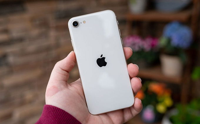 So sánh chi tiết iPhone SE 2020 vs iPhone SE 2022: ngoại hình