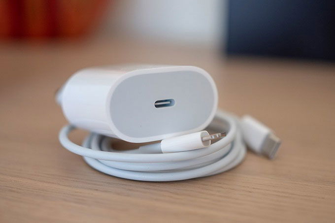 Top phụ kiện cần thiết dành cho người dùng iPhone 13 series  mới nhất
