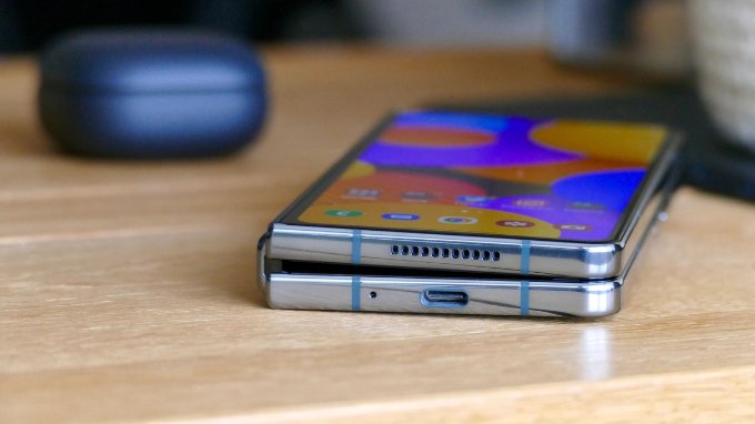 Cả Google Pixel Fold và Galaxy Z Fold 4 đều hỗ trợ sạc không dây
