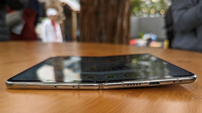 Google Pixel Fold không thể gập phẳng hoàn toàn