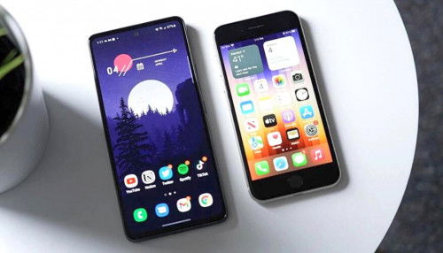 So sánh Galaxy A54 5G và iPhone SE 2020: Siêu phẩm nào đáng mua?