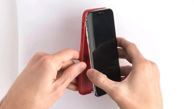 Tháo bỏ ốp lưng không phù hợp để iPhone 14 Pro được thông thoáng