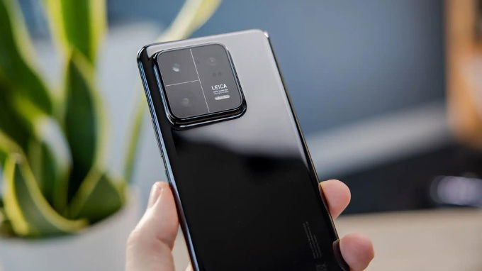 Thân máy Xiaomi 13 Pro được làm bằng gỗ độc đáo