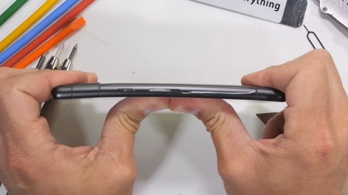 Google Pixel 7a gây ấn tượng với sự bền bỉ khi bị bẻ cong